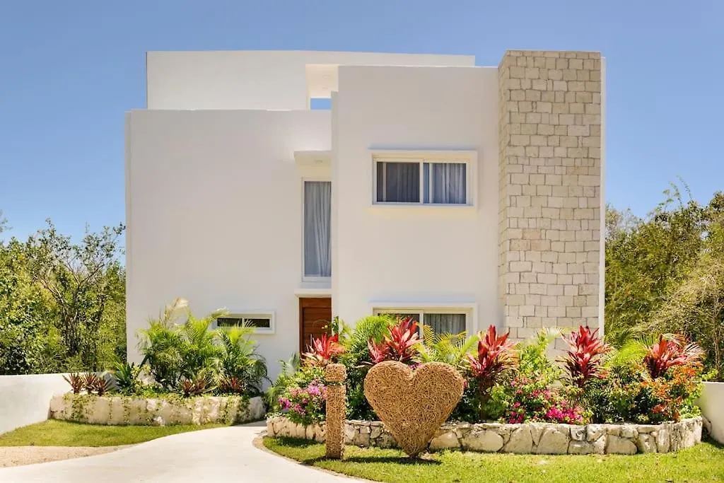 Amazing Villa Inside Tulum Country Club Akumal Semesterbostad