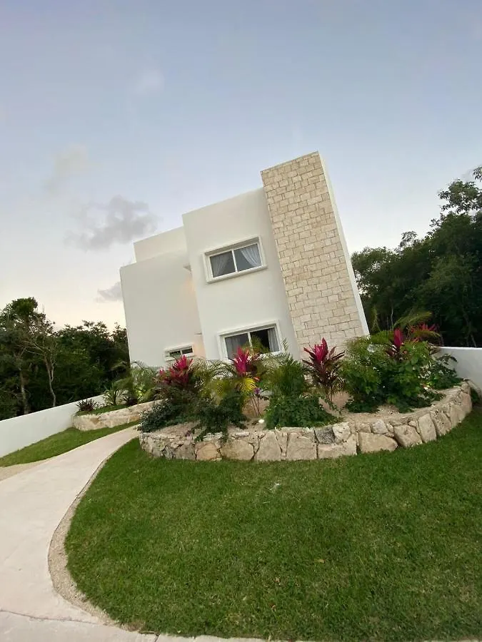 Amazing Villa Inside Tulum Country Club Akumal Ferienhaus