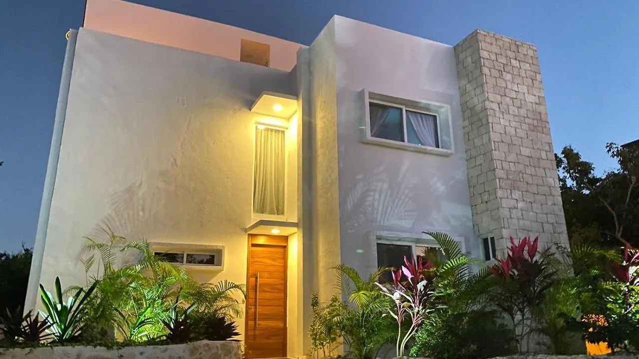 Amazing Villa Inside Tulum Country Club Akumal Ferienhaus